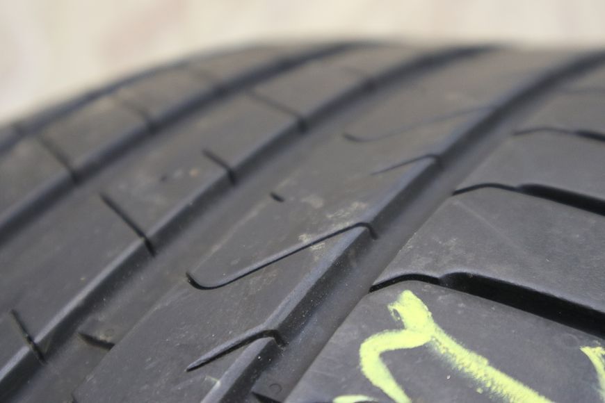 Літні шини Pirelli 252 фото